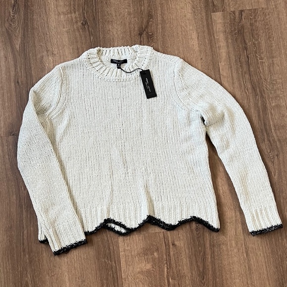 Romeo & Juliet Couture Sweaters - NWT Romeo + Juliet Couture Ivory Sparkle Scallop Hem Sweater Sz M